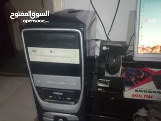  1 كمبيوتر مع طابعة ليزر اسود فيها تصوير