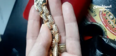  4 ساعات للبيع منهم ساعة اصلية سويسري والختم موجود وعلى الغطاء وفي ساعتين عادي مو اصلي