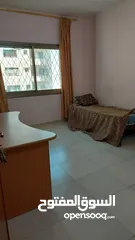  1 شقه مقابل الاكاديميه واسعه. مطله  سكن طالبات  180م2  بسعر مناسب