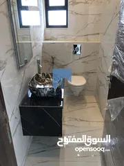  5 شقة أرضية فاخرة للبيع في الجندويل  - مقابل أسواق السلام 130م مع ترس 30م لم تسكن