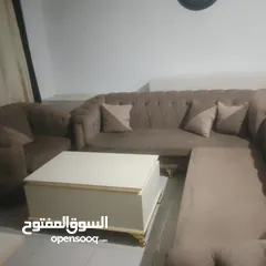  2 طقم كورنر للبيع مع طاولة وسط ثقيل استعمال اقل من سنة كلف جديد 400 دينار للبيع بي 150 دينار