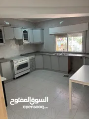  13 دوبلكس أرضي مميز بمساحة واسعة وحديقة خاصة في موقع استراتيجي بالقرب من شارع الجامعة الأردنية