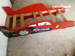  29 تختين على شكل هيكل سيارة مستعملة للبيع
