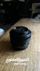  1 عدسة كانون 50mm f/1.8 بحالة الوكالة مافيها ولا شخط