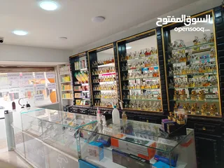  8 محل موبايل وعطور  للبيع على الشارع الرئيسي بدون خلو مع بضاعة وديكور كامل