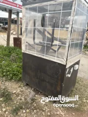  2 بسطة حديد مرتبة ومسكرة من 3 جهات طول 120 عرض 80 معها عدة غاز 3 عيون وسخان كهرباء كهرباء وبريق 10 لتر