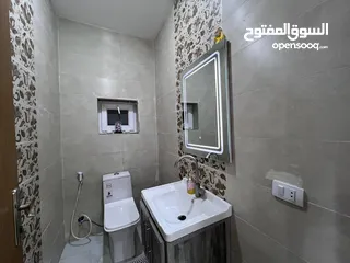  11 شقة في موقع مميز وبسعر مميز