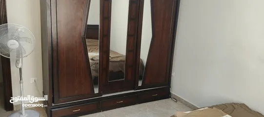  2 غرفة نوم لاتيه تخت مفرد و نصف مع خزانه و ملحقات الغرفه بالكامل