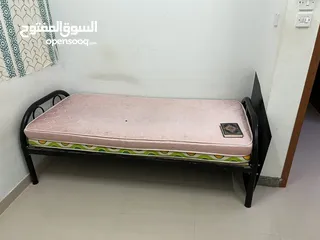  2 سرير مع طاولة طعام