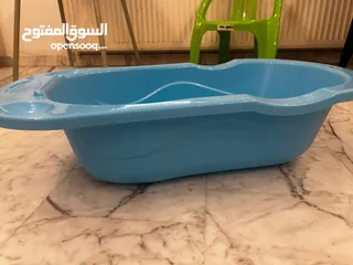  3 كرسي طعام و بانيو و كرسي صغير للبيع