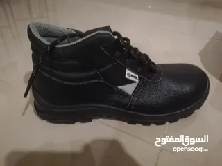  1 حذاء عدد 2 نمرة 45 للسلامة safety shoes لون اسود ماركة Waq