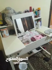  2 طاوله  غرفه نوم مع مرايه  30دينار