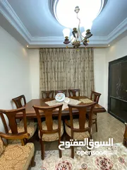  6 طقم سفرة للبيع بحالة ممتازة مكون من طاولة كبيرة و6 مقاعد تنجيد ممتاز للكراسي لون بيج وذهبي طقم كنب