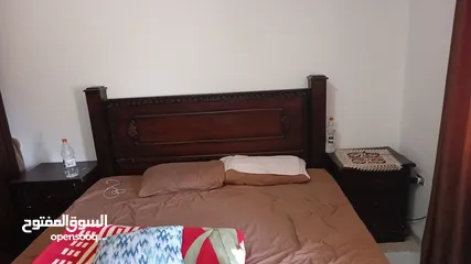 9 طاولة سفرة مع 5 كراسي وخشب ثقيل جدا الطاولة  وتخت ثقيل جدا الخشب  فقط من غير الفرشة وكوميدنا