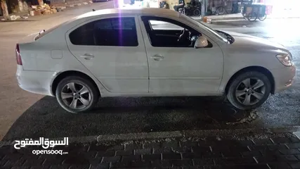  2 سيارة سكودا اوكتافيا لون ابيض ناقل حركة يدودي لا يجود ضربات قوية او قص محرك شغال مية بالمية وكل شي