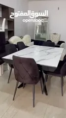  8 طقم كنب مع طاولة وسط وبترينا وطاولة سفرة ومزنون