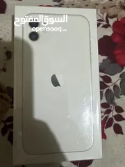  2 ايفون 11 بلكرتونه مع جميع اغراضه