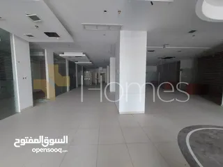  14 معرض للايجار ذات موقع حيوي في شارع عبدالله غوشه , مساحة الكلية 950 م