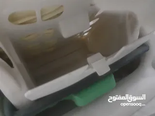  4 مقعد اطفال ماركا شبه جديد مع جيب لمستلزمات البيبي للبيع ثابت وهزاز
