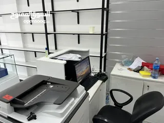  6 ديكور كامل ارفف و ألواح تعليق وبترينات بحالة ممتازة