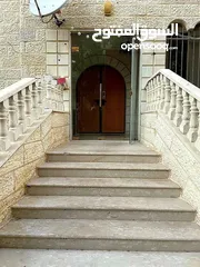  1 شقة في عمارة طابق اول ارضي مطل عالشارع مباشرة