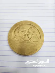  1 ميدالية تذكارية برونزية مطلية بالذهب صنعت عام 1977 ميلادي بسبب زيارة السادات لإسرائيل