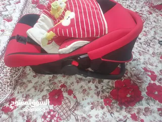  10 كوت أطفال شبه جديد   معاه كوفليه لون .احمر واسود