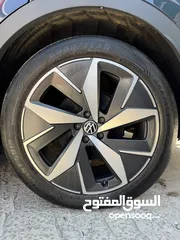  4 VOLKSWAGEN ID4 PRO