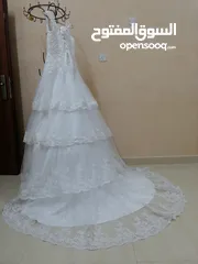 1 فستان زفاف للبيع بسعر مغري مع هدية رائعة