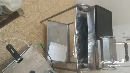  2 بالمري كهرباء ثلاثة جاطات و طاولة عرض وتحضيرستيل وجرل وتست غاز مع طاولة ستيل ومقلة بطاطا كهرباء