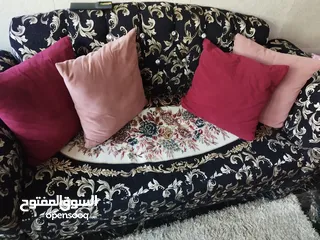  1 طاولة وسطية معدن وزحاج وتنين جانبيات خشب اسود ايكيا وسجلونتين ثلاثية  بتفتح بكس ثنائية وكرسين انتيكا