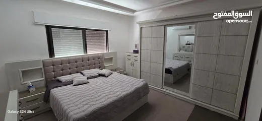  6 غرفة نوم و طقم كنب ضيوف و خزانة ملابس كبيرة