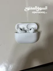  1 سماعة airpods pro 2 ممتازه استعملتها تقريبا مرتين و معها شاحن و الحمايات تبعون الاذن