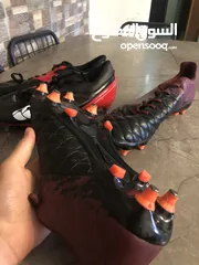  2 احذية كرة قدم جديدة