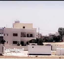  8 *جنوب عمان* 800 متر عن  شارع الميه عمان التنموي- رجم الشامي مساحات من 604 إلى 777 متر مربع.