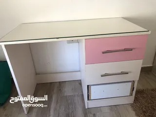  4 مكتب بحالة جيدة وعليه لوح زجاج