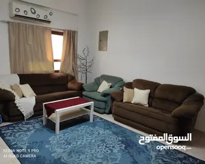  1 طقم كنبات 3+2+1بحاله جيده جدا مع سجاده بحاله جيده مقاس 2*3  3+2+1 sofa set in very good condition