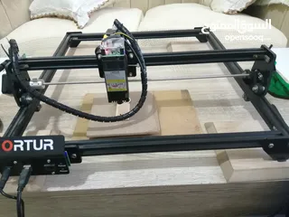 1 جهاز رسم ليزر Ortur Laser CO2 المميز المعروف بقدرته على الرسم على مختلف الخامات