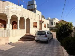  17 بيت مستقل ڤيلا جانبية مميزة للبيع في بني نعيم قضاء الخليل وعليه اطلالة جميلة جدا وفي منطقة مرتفعة