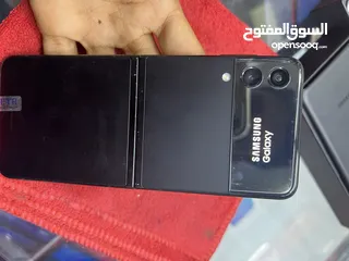  1 Samsung Z flip 3.