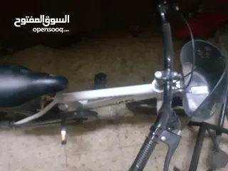  7 للبيع: دراجة هوائية للأطفال – جنط 16  دراجة هوائية بحالة جيدة جدًا، مناسبة للأطفال، لون أبيض أنيق. ج