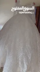  2 بدله عروس ابيضّ للبيع مع كامل التوابع لبسه واحده قابله للتفاوض و التوصيل متوفر للزرقا وتشمل كل شي