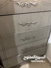  2 غرفة نوم لاتيه 2 كومادينة 1 ملحق خمس ادرج 1 بيرو وخزانه