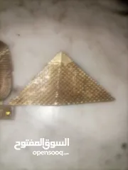  9 اهرامات بلورية مع اكسسوارات نحاسية