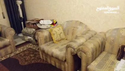  2 طقم كنب بحالة جيدة جدا للبيع بسعر تشجيعي