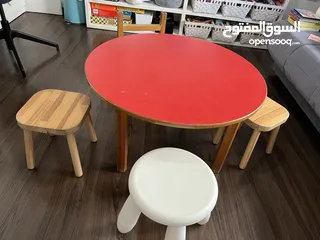  1 Kid round table with 4 little chairs