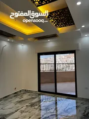  9 شقة استثمارية  للبيع بسعر مغري مع مطبخ وديكورات خشبية مميزة