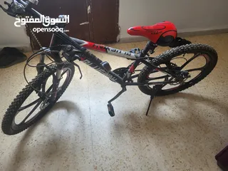  1 بسكليت (دراجه هوائيه) جنط 26 جبلي استعمال خفيف جدا مع هديه سكيت بورد صغير غير مستعمل ابدا