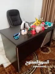  4 كرسي مدير ومكتب وخزانة