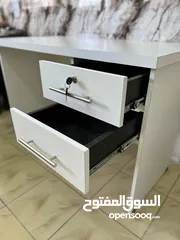  4 مكتب موظف/طلاب عملي بتصميم أنيق – 2 جوارير ع قفل يتميز بتصميم عصري ولون ابيض  جذاب يضيف لمسة احترافي